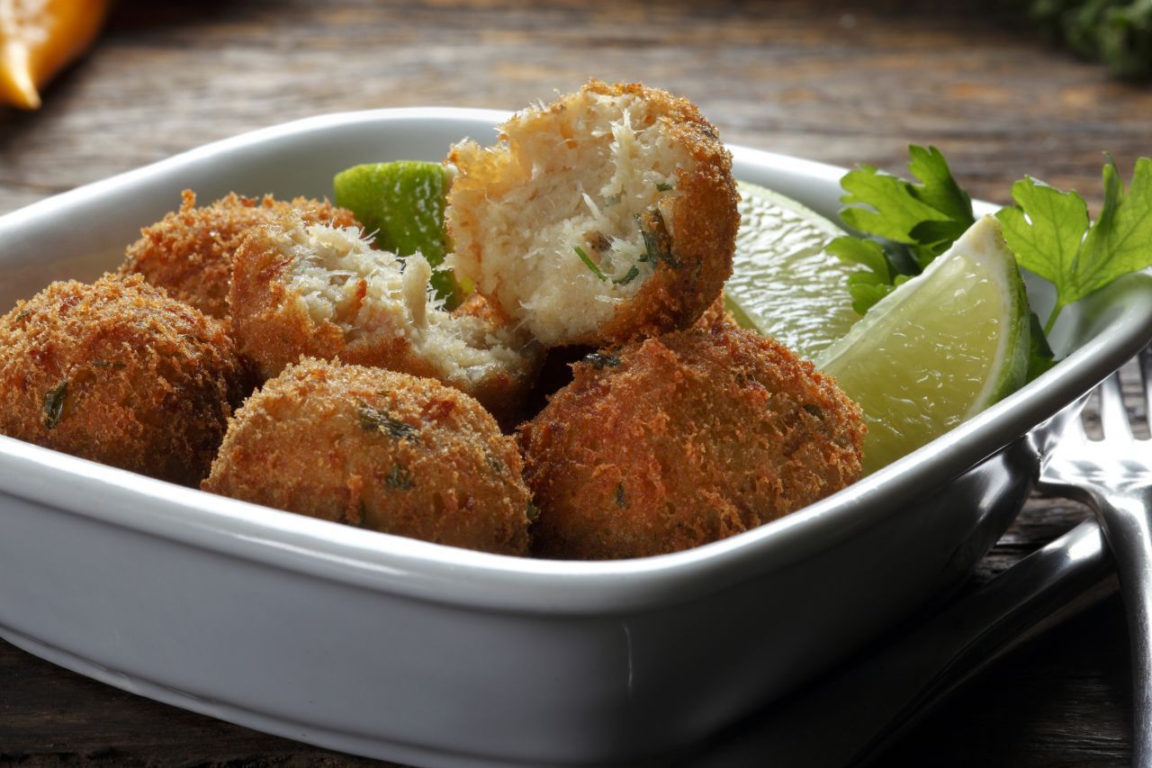 In Portugal kommt der traditionelle Stockfisch "Bacalhau" in vielen verschiedenen Varianten auf den Tisch. Dazu gibt es Kohl und Kartoffeln.