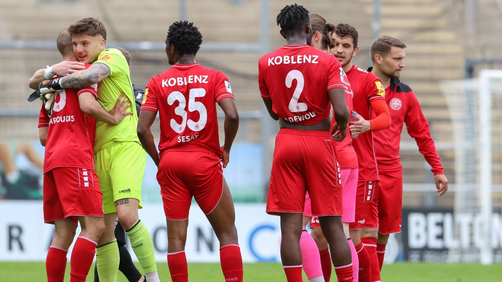 
                <strong>Rheinland: FC Rot-Weiss Koblenz</strong><br>
                Mit TuS Immendorf kämpfte ein Siebtligist als absoluter Underdog um die Sensation im Landespokal-Finale Rheinland gegen den FC Rot-Weiss Koblenz, der in der Regionalliga an den Start geht. Der Favorit aus Koblenz setzte sich im Endspiel letztlich knapp mit 1:0 durch. Thilo Töpken traf in der 49. Minute spielentscheiend.
              