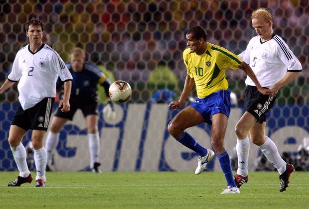 
                <strong>Juni 2002</strong><br>
                Carsten Ramelow spielt in einer Saison Pokal-, Champions-League- und WM-Finale.
              