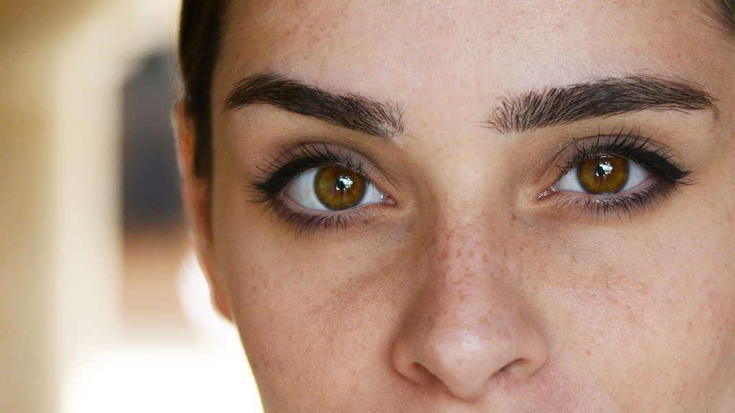 Schöne Augenbrauen für einen atemberaubenden Augenaufschlag - wir haben die besten Tipps und Tricks rund um das Thema Augenbrauen färben und geben euch Beauty-Hacks vom Profi mit.