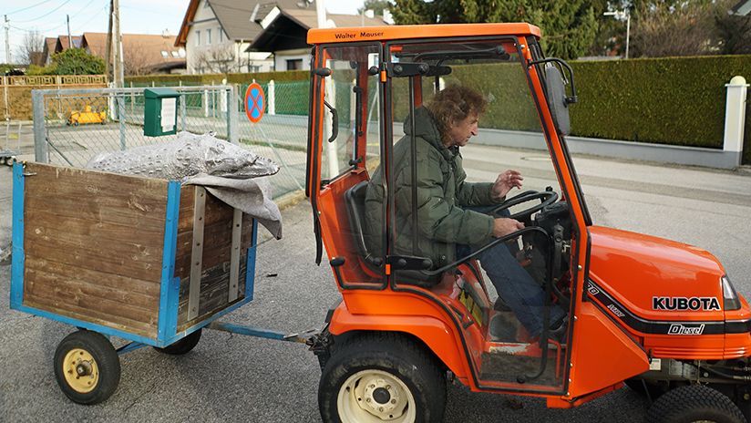 Wiggerl ist die gute Seele in der Siedlung. Er hilft wo er kann - selbst wenn er sich um ein Krokodil kümmern muss, das umgesiedelt werden soll.