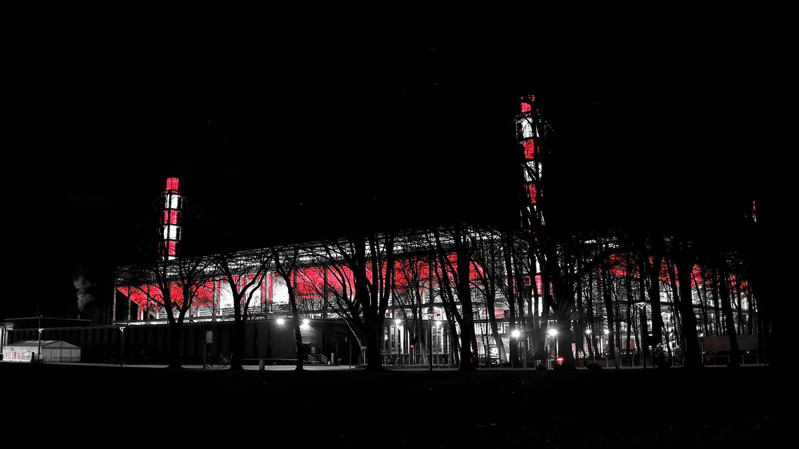 
                <strong>1. FC Köln: Die vier rot-weißen Türme</strong><br>
                Das Rheinenergiestadion im Kölner Stadtteil Müngersdorf zeichnet sich vor allem durch seine vier Türme in den Ecken der Arena aus. Sie dienen in erster Linie zum Halt des Daches, können aber noch mehr. Während einer Renovierung 2016 wurde LED-Licht angebracht. Seither leuchten die vier Türme im Dunkeln in Effzeh-Rot.
              