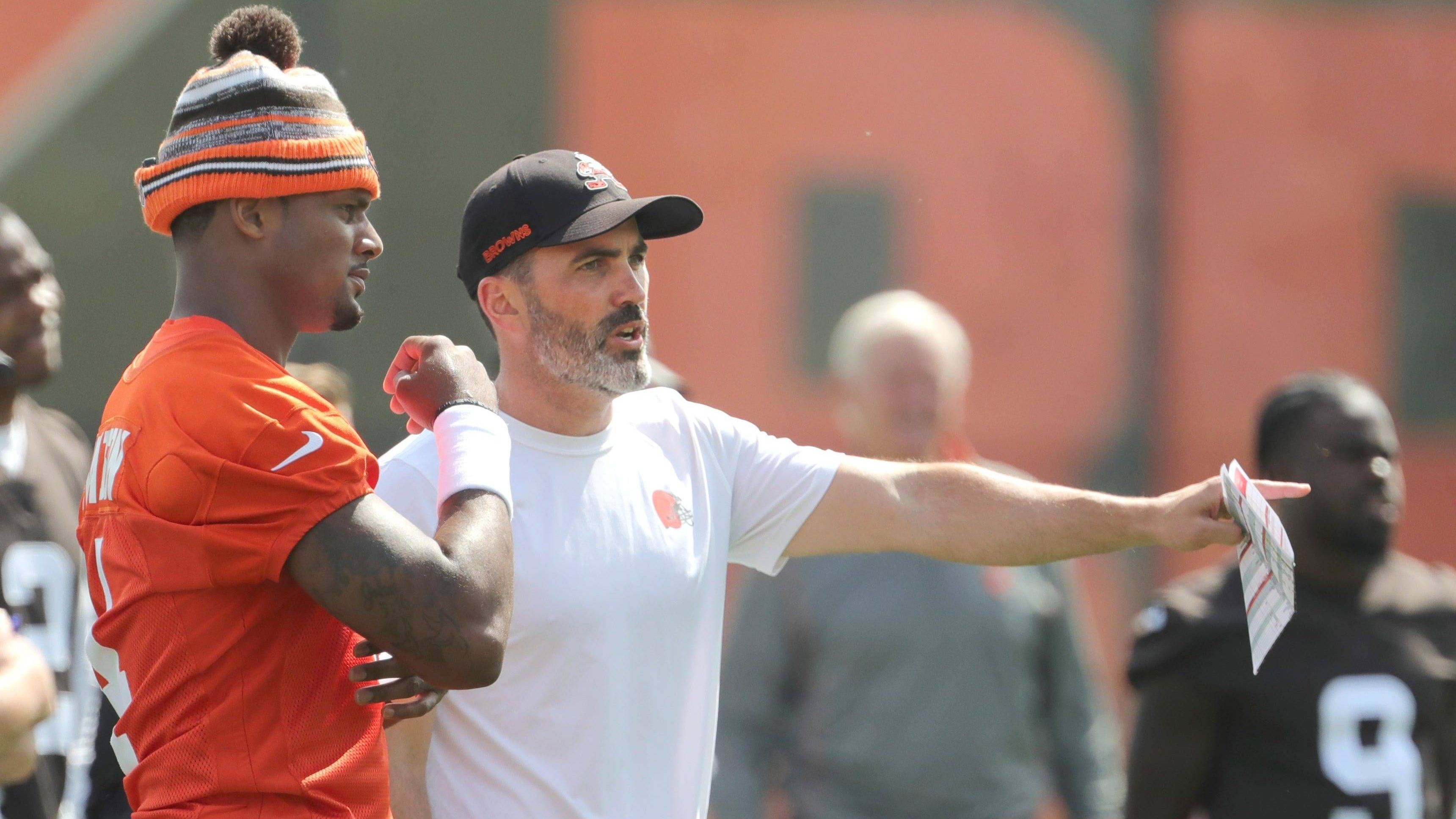 <strong>Kevin Stefanski (Head Coach der Cleveland Browns)</strong><br>Sie gehen in das dritte gemeinsame Jahr und für Stefanski geht es darum, aus dem Signal Caller die starken Leistungen früherer Tage wieder konstant herauszukitzeln. Dass die Browns den polarisierenden Quarterback einst mit einem voll garantierten Monstervertrag ausstatteten, wiegt in diesem Zusammenhang besonders schwer. Erfolge sind unverzichtbar.