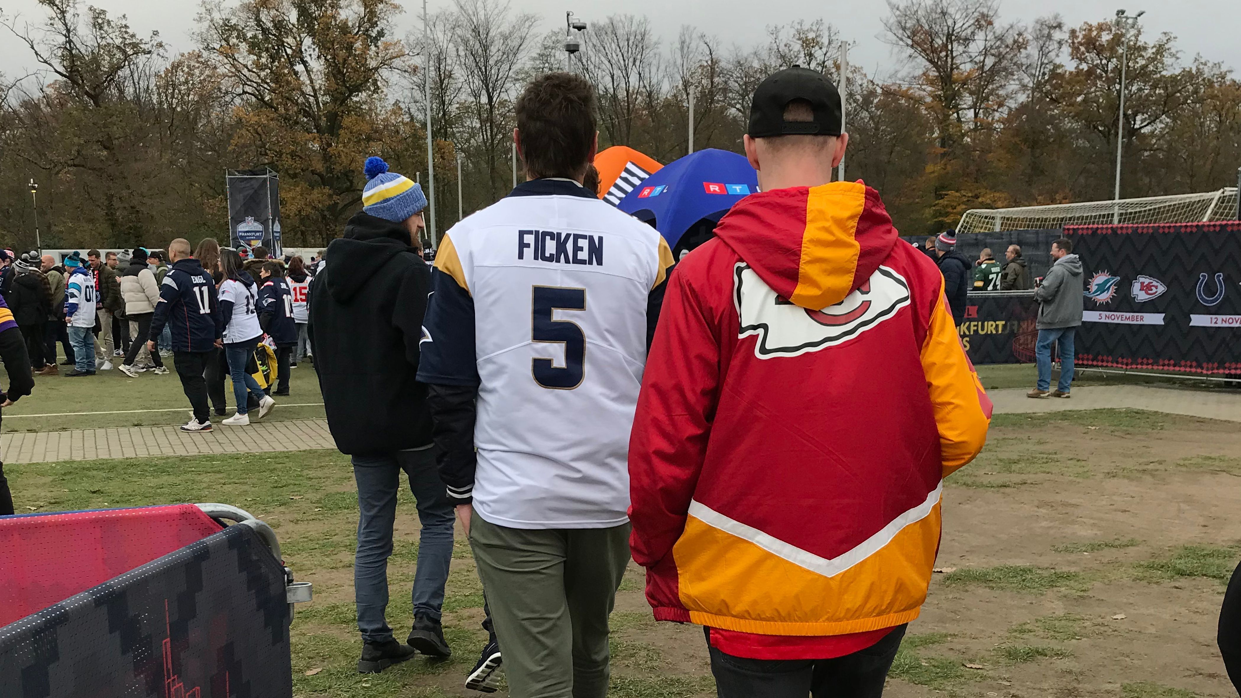 <strong>NFL in Frankfurt: Die besten Outfits der Football-Fans</strong><br>Die Football-Community hat sich neben Trikots auch einige coole Kostüme ausgesucht.