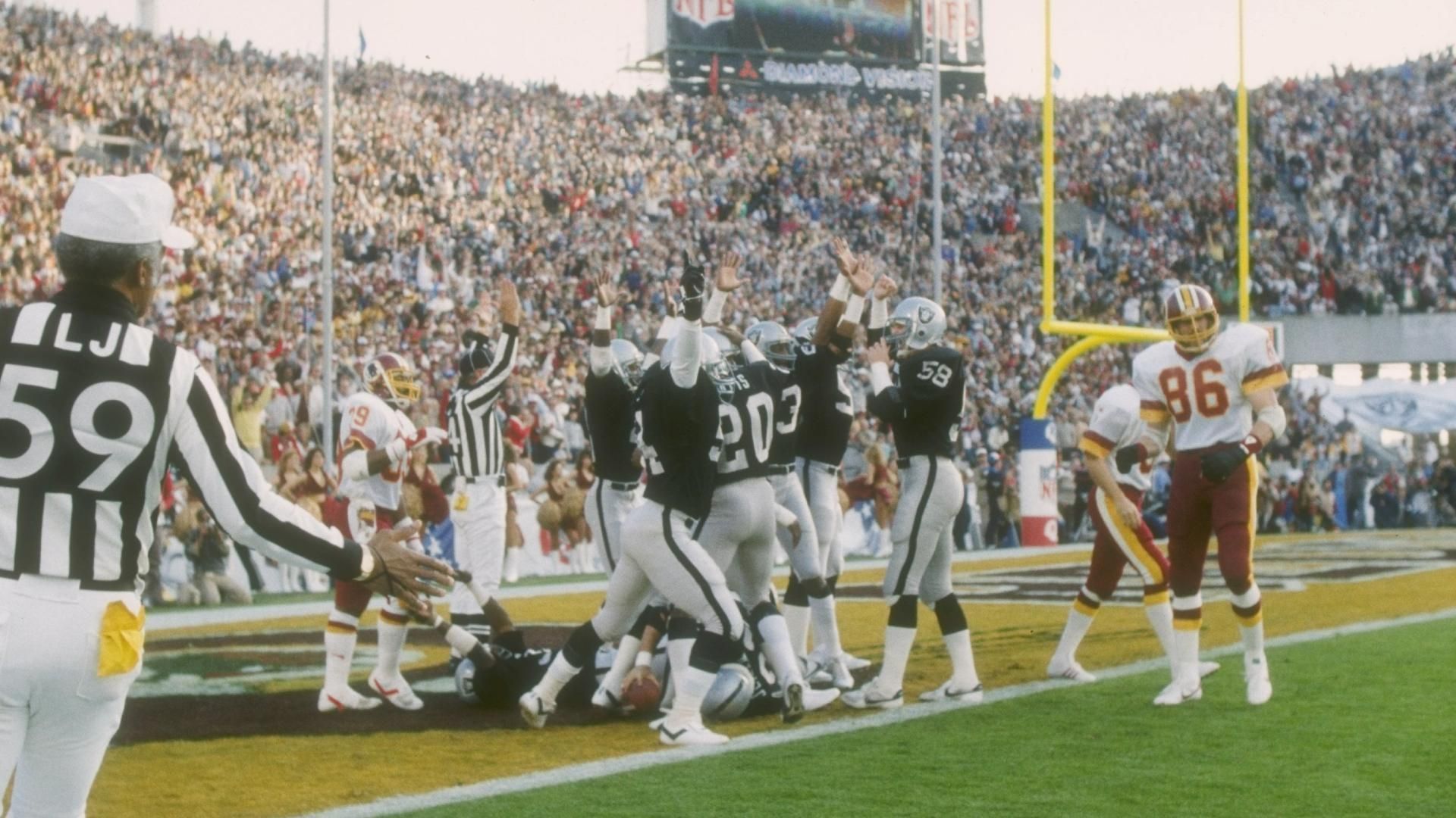 
                <strong>13. Spieltag - Super Bowl XVIII Rematch: Washington Football Teams vs. Las Vegas Raiders </strong><br>
                Die damaligen Los Angeles Raiders überfuhren die damaligen Washington Redskins im Super Bowl XVIII mit 38:9 und erhielten die Vince Lombardi Trophy. Auch dieses Jahr steht das Duell der beiden Teams an. Mit Jon Gruden und Ron Rivera treffen an den Seitenlinien zwei erfahrene Head Coaches aufeinander.
              