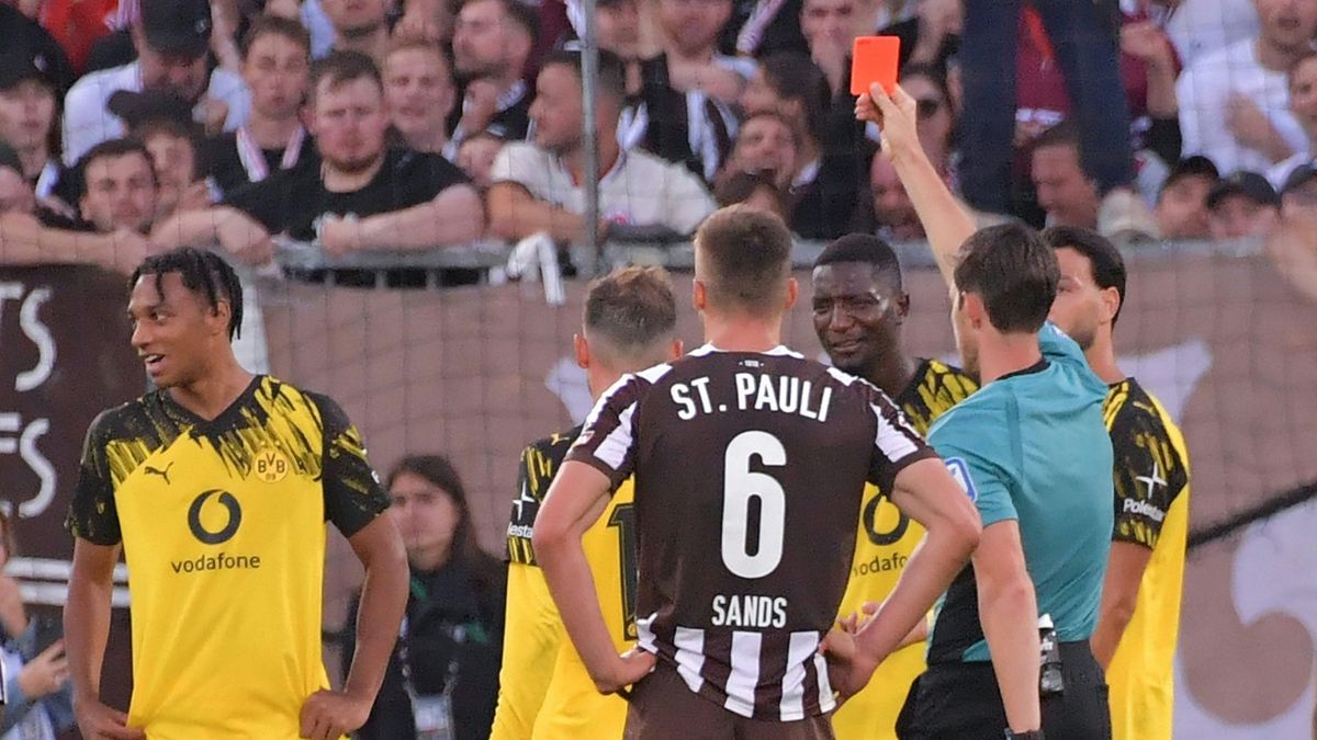 Muss ein Spiel zuschauen: Dortmunds Filippo Mane (l.)