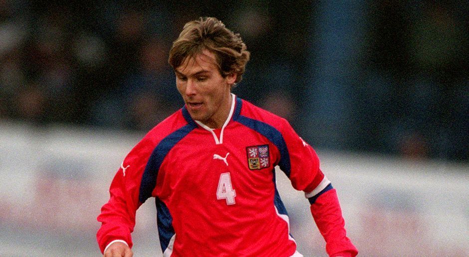 
                <strong>Pavel Nedved</strong><br>
                Pavel Nedved: Der blonde Engel wirbelt über die Außen. 1996 wurde Pavel Nedved mit Tschechien Vize-Europameister und darf in dieser Traumelf natürlich nicht fehlen.
              