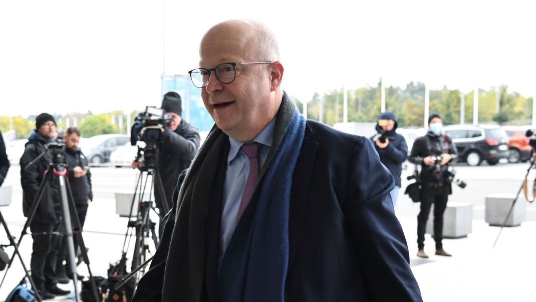 FDP-Politiker und Bahnbeauftrager Michael Theurer wirft der Vorgängerregierung und den Bahn-Verantwortlichen „Missmanagement“ vor.