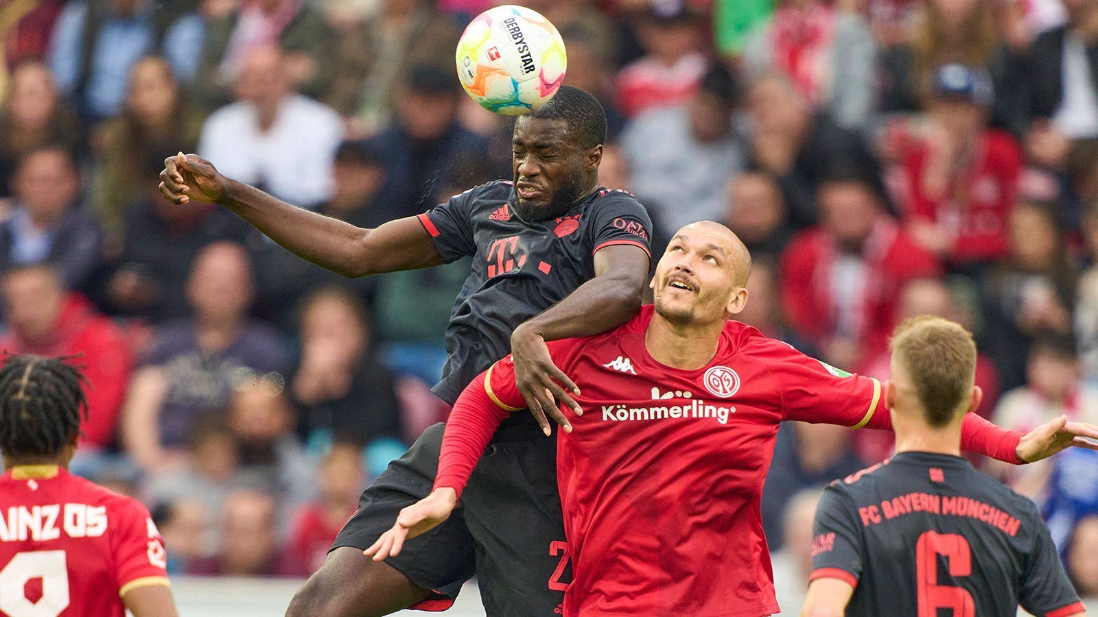 
                <strong>Dayot Upamecano</strong><br>
                Nach seinem schwachen Auftritt gegen ManCity zeigt sich Dayot Upamecano in Mainz zunächst deutlich stabiler. Mit dem FSV-Mittelstürmer Ajorque hat der Franzose kaum einmal Probleme in den Zweikämpfen, verteidigt alles solide weg. Aber nach dem Seitenwechsel verliert der Münchner Abwehrchef – wie seine Kollegen – die Ruhe und den Überblick gegen die anrennenden Mainzer. ran-Note: 4
              