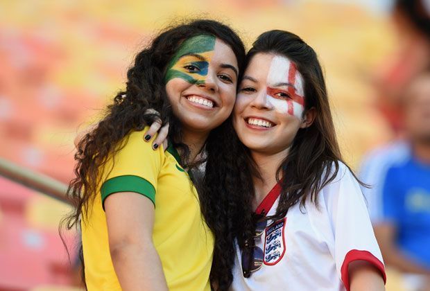 
                <strong>Verrückt, sexy, skurril: Fans in Brasilien</strong><br>
                Die beiden Damen wünschen sich wohl keine Begegnung zwischen Brasilien und England  - ob sie sich das eventuelle Spiel ebenfalls gemeinsam anschauen würden?
              