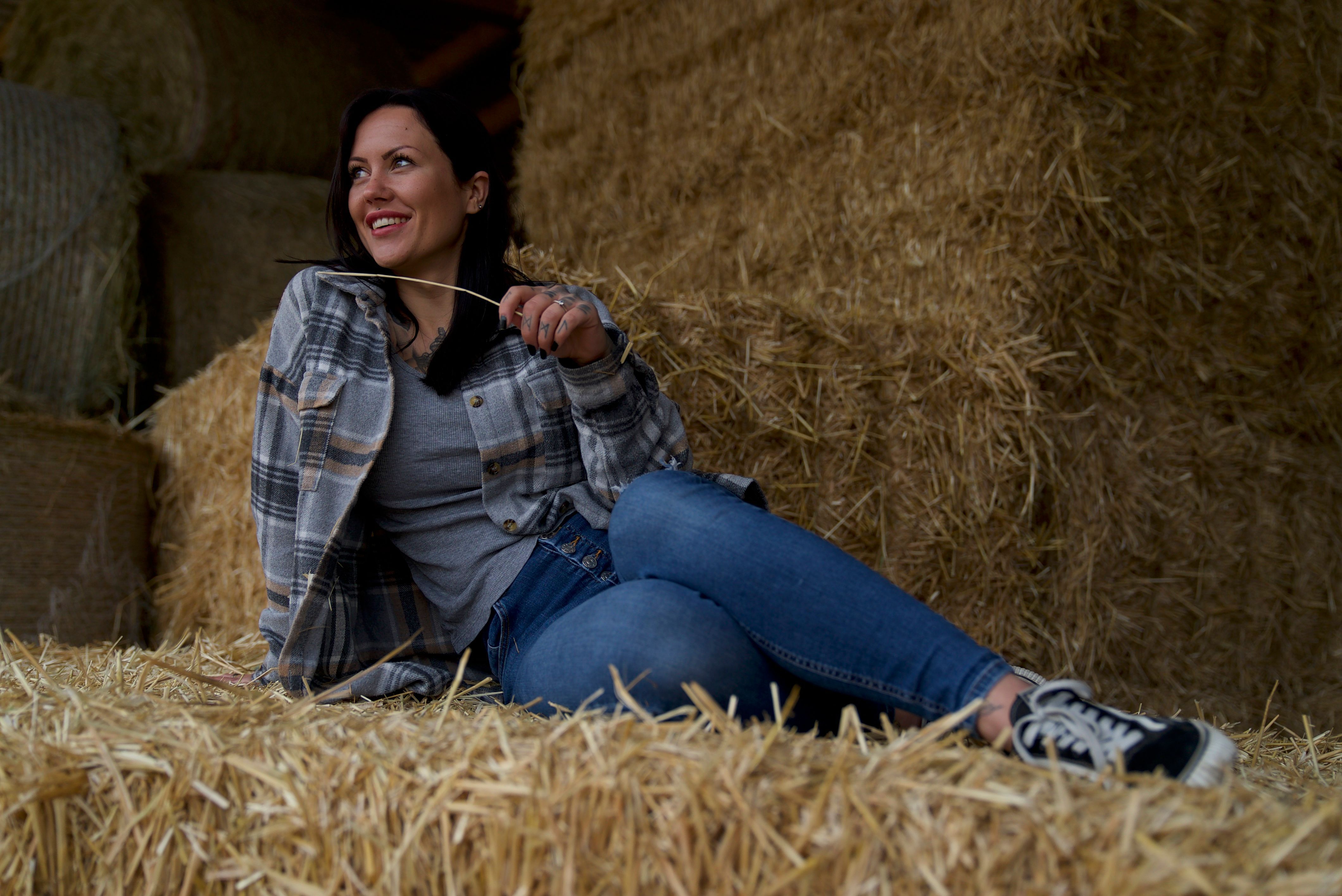 "Trucker Babe" Gina liegt im Stroh und schaut in die Ferne. 