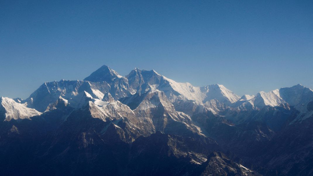 Der Mount Everest, der höchste Berg der Welt, und andere Gipfel des Himalaya-Gebirges sind durch ein Flugzeugfenster zu sehen.