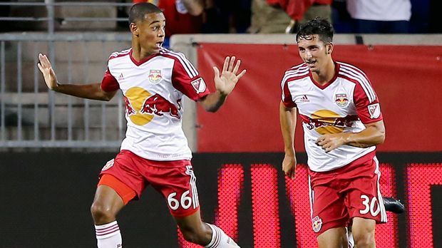 
                <strong>Tyler Adams (18 Jahre, New York Red Bulls) </strong><br>
                Bei den New York Red Bulls sind die fetten Jahre erst einmal vorbei. Große Namen, wie in früheren Jahren üblich (Thierry Henry, Rafael Marquez), sucht man im aktuellen Kader vergebens. Die "Bullen" versuchen es mit dem eigenen Nachwuchs. Eines dieser Talente ist der 18-jährige Tyler Adams. Der Mittelfeldspieler gehörte schon in der vergangenen Spielzeit einige Male zum Kader, schaffte in der gerade gestarteten Saison den Durchbruch und war zuletzt regelmäßig in der Startelf. Trainer Jesse Marsch: "Adams ist kein normaler 18-Jähriger und ein wichtiger Faktor unseres Erfolges".
              