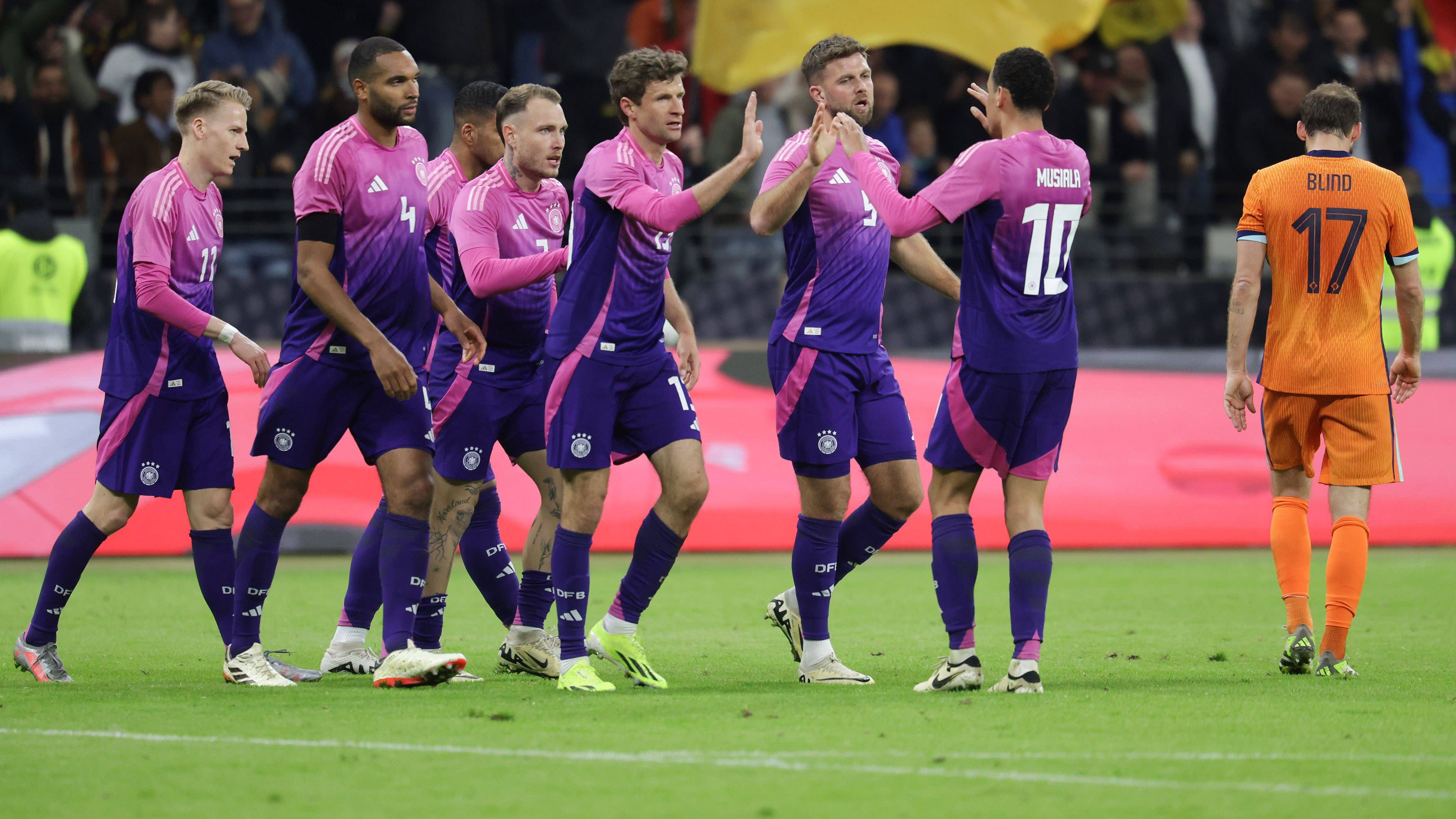 <strong>BILD (Deutschland)</strong><br>Jetzt sehen wir Pink für die EM! Die deutsche Nationalmannschaft dreht nach dem Sieg gegen Frankreich einen 0:1-Rückstand gegen Holland noch in einen 2:1-Erfolg – die Heim-Europameisterschaft kann kommen!