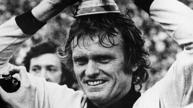 
                <strong>Sepp Maier</strong><br>
                2. Platz: Sepp Maier (71) ist nicht nur mit 95 Einsätzen deutscher Rekord-Nationaltorhüter (1966 – 1979), sondern auch noch vor Oliver Kahn Rekordspieler des FC Bayern München - mit 699 Pflichtspielen in 17 Jahren. Seine größten Erfolge: 1972 wurde er mit Deutschland Europameister - 1974 sogar Weltmeister. Und Maier war ein verrückter Hund, was auch Tim Wiese gefallen dürfte.
              