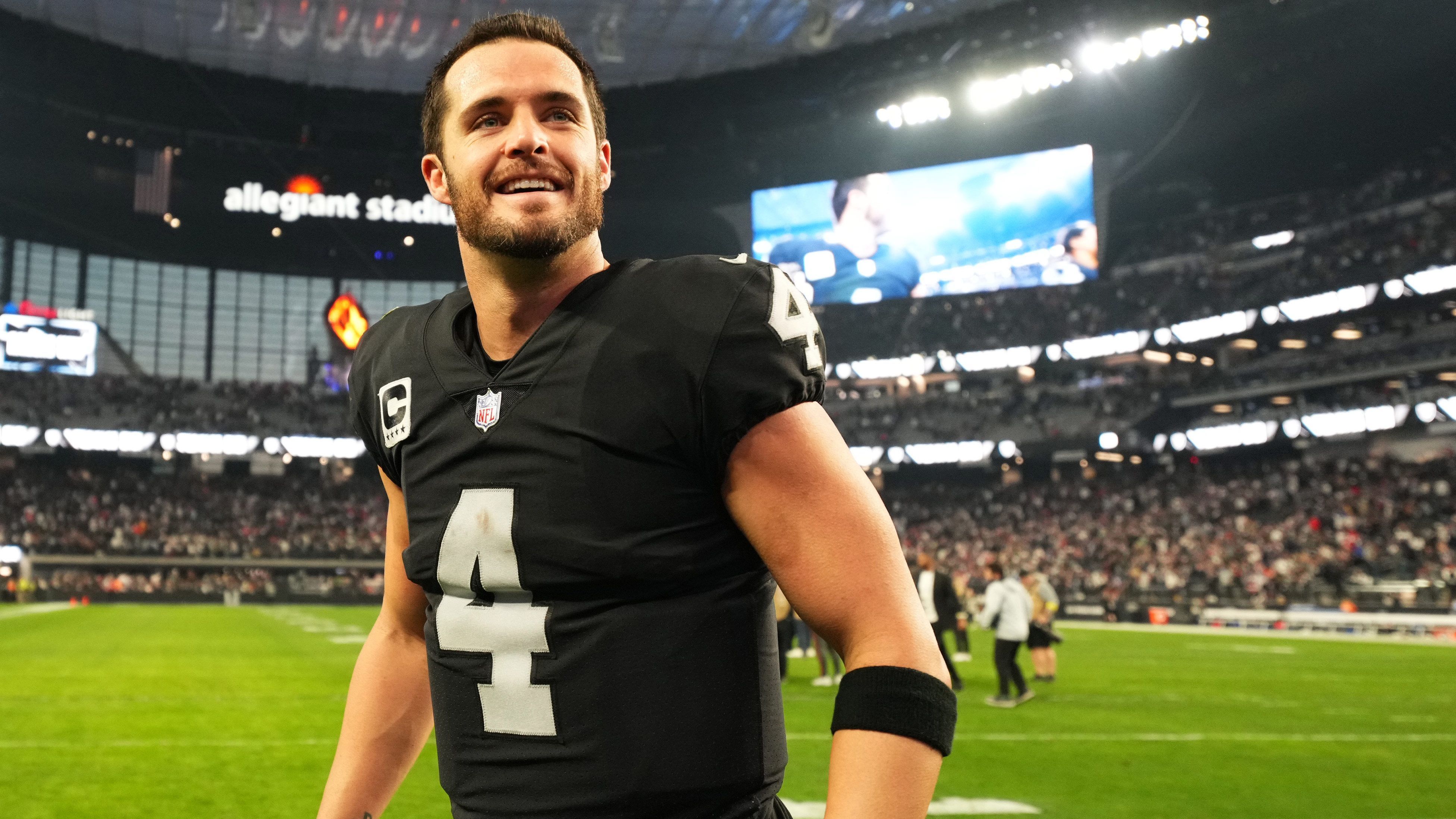 
                <strong>Derek Carr</strong><br>
                Dass Derek Carr ein guter Quarterback sein kann, hat er in der Vergangenheit bereits bewiesen. Dass er von den Las Vegas Raiders gecuttet wurde, hat aber auch seine Berechtigung. Nun kann es der Spielmacher bei einem anderen Team beweisen - wie zum Beispiel den New Orleans Saints. Gerüchten zufolge steht dort Jameis Winston vor dem Aus. Auch Routinier Andy Dalton besitzt nicht mehr die Qualitäten, um in der NFL ein Starter zu sein. Wenn die Saints nach Drew Brees mal wieder einen stabilen Quarterback haben möchten, sollten sie bei Carr zugreifen.
              