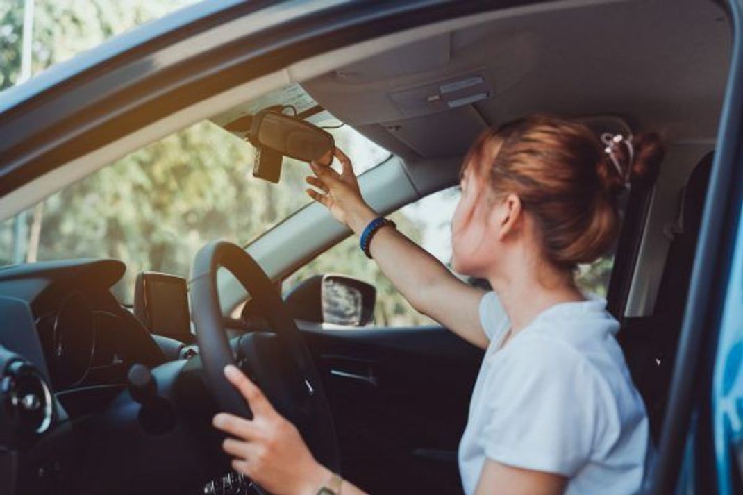 Die Abstände im Auto sind oft für lange Männer-Arme gemacht.