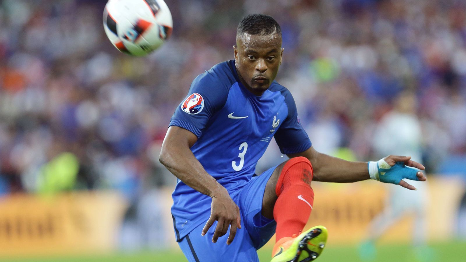 
                <strong>Patrice Evra (Frankreich)</strong><br>
                Patrice Evra - Senegal: 81 Länderspiele bestritt Routinier Evra bislang für Frankreich. Doch es hätte auch ganz anders kommen können. Der mittlerweile 37-Jährige wurde in Senegals Hauptstadt Dakar geboren und besitzt auch den Pass des afrikanischen Landes, das 2002 und 2018 bei einer WM dabei war.
              