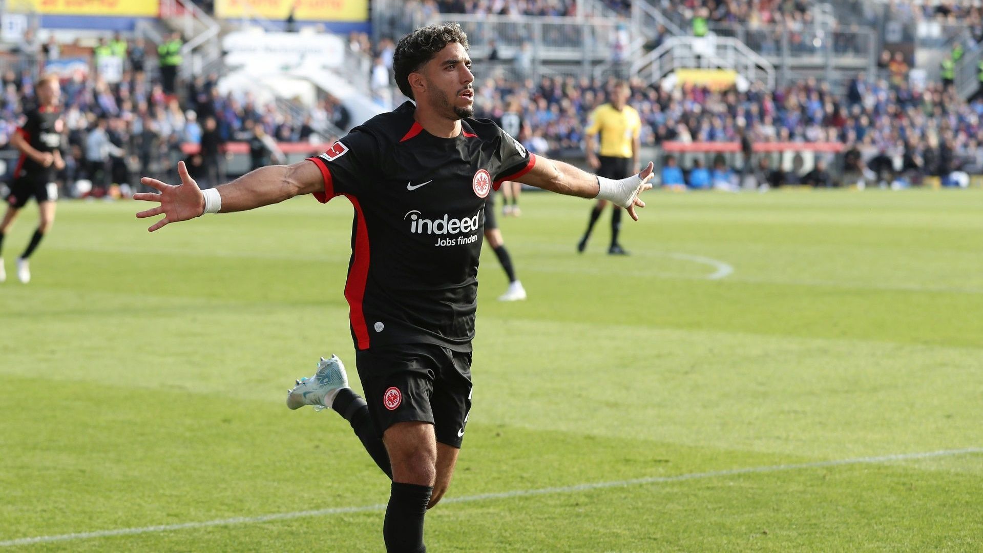 <strong>Omar Marmoush (Eintracht Frankfurt)</strong><br>Die Topleistungen von Frankfurts Omar Marmoush sorgen wohl für immer weitere Interessenten am ägyptischen Stürmer. Laut "Teamtalk" soll es der 25-Jährige nun auch auf die Liste möglicher Neuzugänge beim FC Chelsea geschafft haben. Demnach dürften sich die "Blues" bereits im Umfeld des Nationalspielers über mögliche Transfermodalitäten erkundigt haben. Neben ...