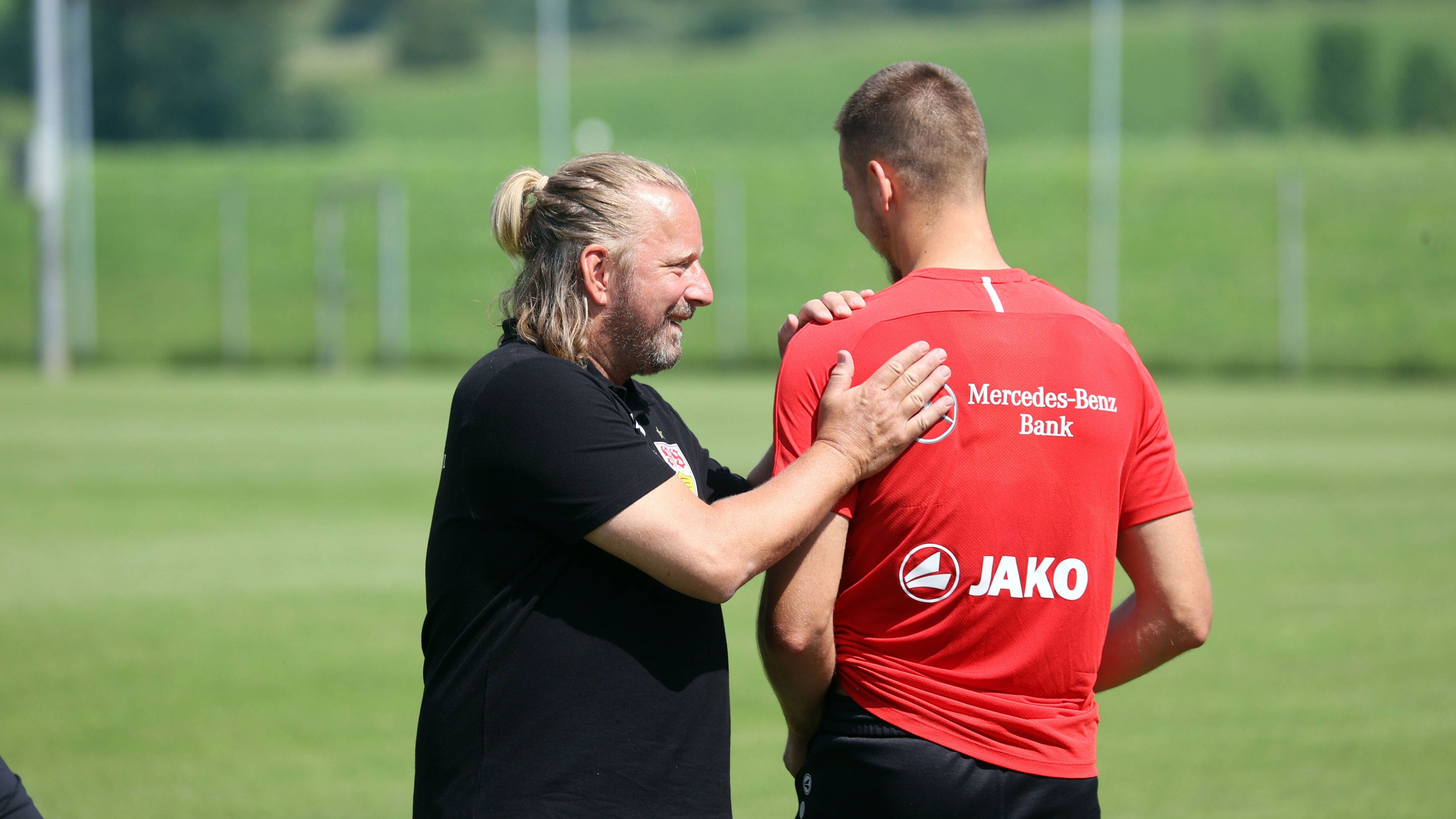 
                <strong>VfB Stuttgart </strong><br>
                Mit Sasa Kalajdzic, Chris Führich und Talent Mohamed Sankoh brechen dem VfB Stuttgart gleich drei Offensivkräfte langfristig weg. Deshalb müssen sich die Schwaben im Angriff zwangsläufig nach Verstärkungen umschauen. Ansonsten ist die Außenverteidigung nur spärlich besetzt. Da der Abschied von Marc Oliver Kempf zu Hertha BSC zu drohen scheint, könnte sich auch in der Innenverteidigung noch etwas bewegen. Noch immer wird ein dritter Torwart gesucht. Verkaufskandidat ist Erik Thommy.
              