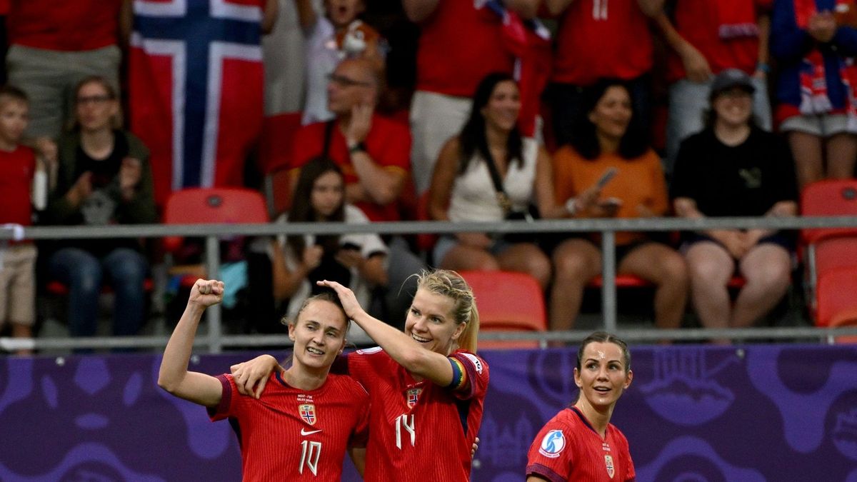Norwegens Siegtorschützin Caroline Graham Hansen (l.).