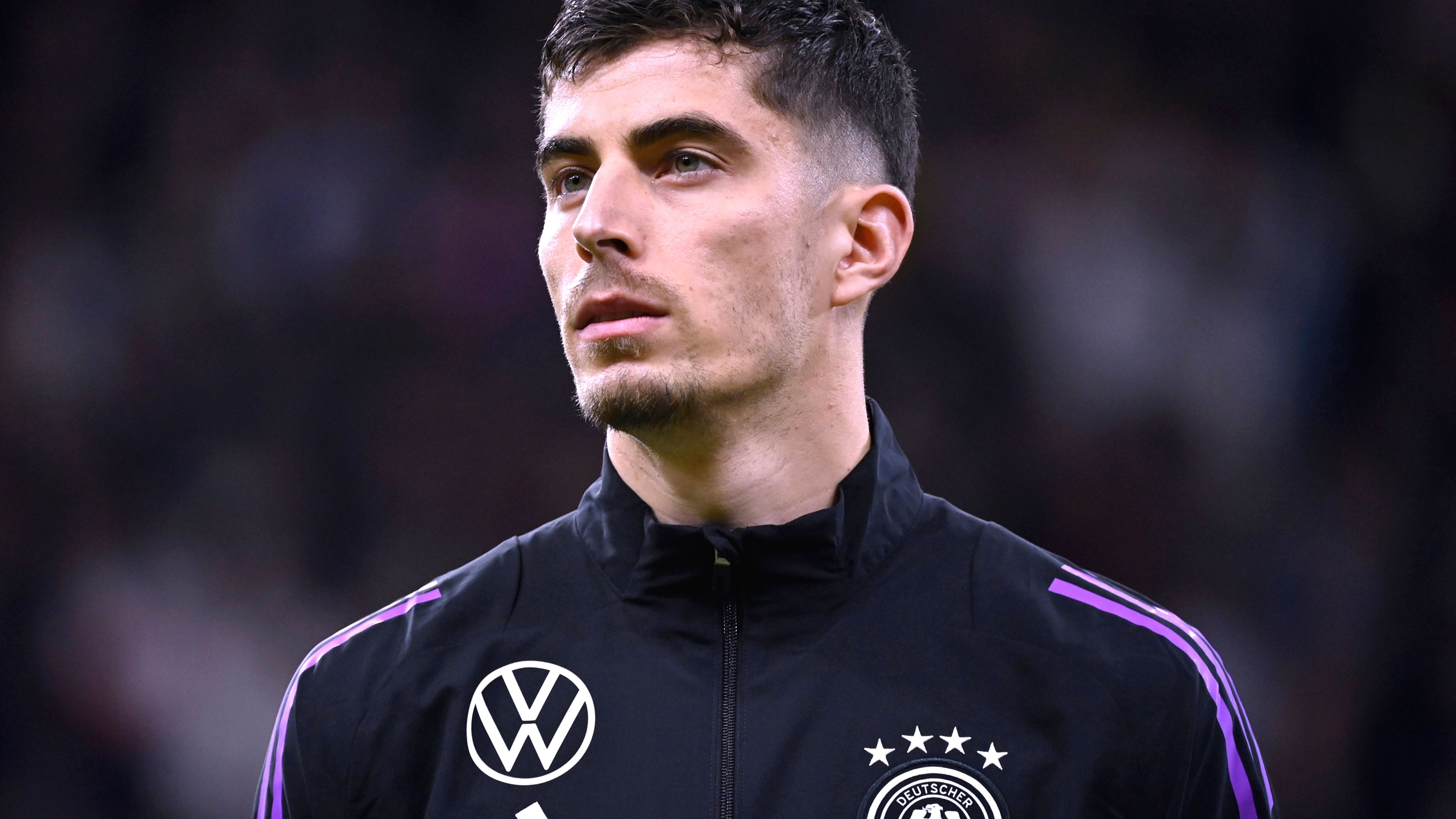 <strong>Kai Havertz (FC Arsenal/24/44)</strong> <br>Er kämpft um den englischen Meistertitel, er spielt eine bärenstarke Premier-League-Saison - da war seine Nominierung das Gegenteil einer Überraschung: Sie war Formsache. Die drei Fußball-Influencer von "Calcio Berlin" durften sie verkünden. Havertz' Platz in der Startelf scheint nach Irrungen und Wirrungen gefunden: als Stammspieler in der Sturmspitze.