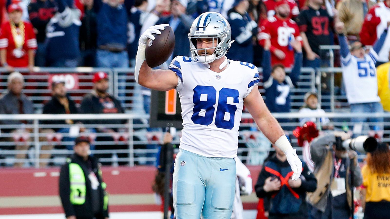 
                <strong>Dalton Schultz (Houston Texans)</strong><br>
                Dalton Schultz kann ebenfalls abkassieren, wenn er konstant seine Leistungen abruft. Spielt der Tight End der Houston Texans über 71 Prozent der Snaps, kassiert er 250.000 US-Dollar. Weitere 250.000 US-Dollar winken jeweils, wenn er bei über 80 und 90 Prozent der Snaps auf dem Rasen steht. Das gleiche Spielchen existiert in den Kategorien Catches (60,70,80) und Receiving Yards (700,800,900). Wenn Schultz es dann noch in den Pro Bowl schafft, wartet eine halbe Millionen US-Dollar auf ihn.  
              