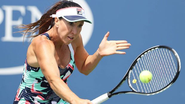 
                <strong>Jelena Jankovic</strong><br>
                Jelena Jankovic trägt gefühlt die Kleider der Tennisstars der 80er und 90er auf. Bunt hat aber auch etwas Gutes. Man sieht wenigstens keine Schweißflecken.
              