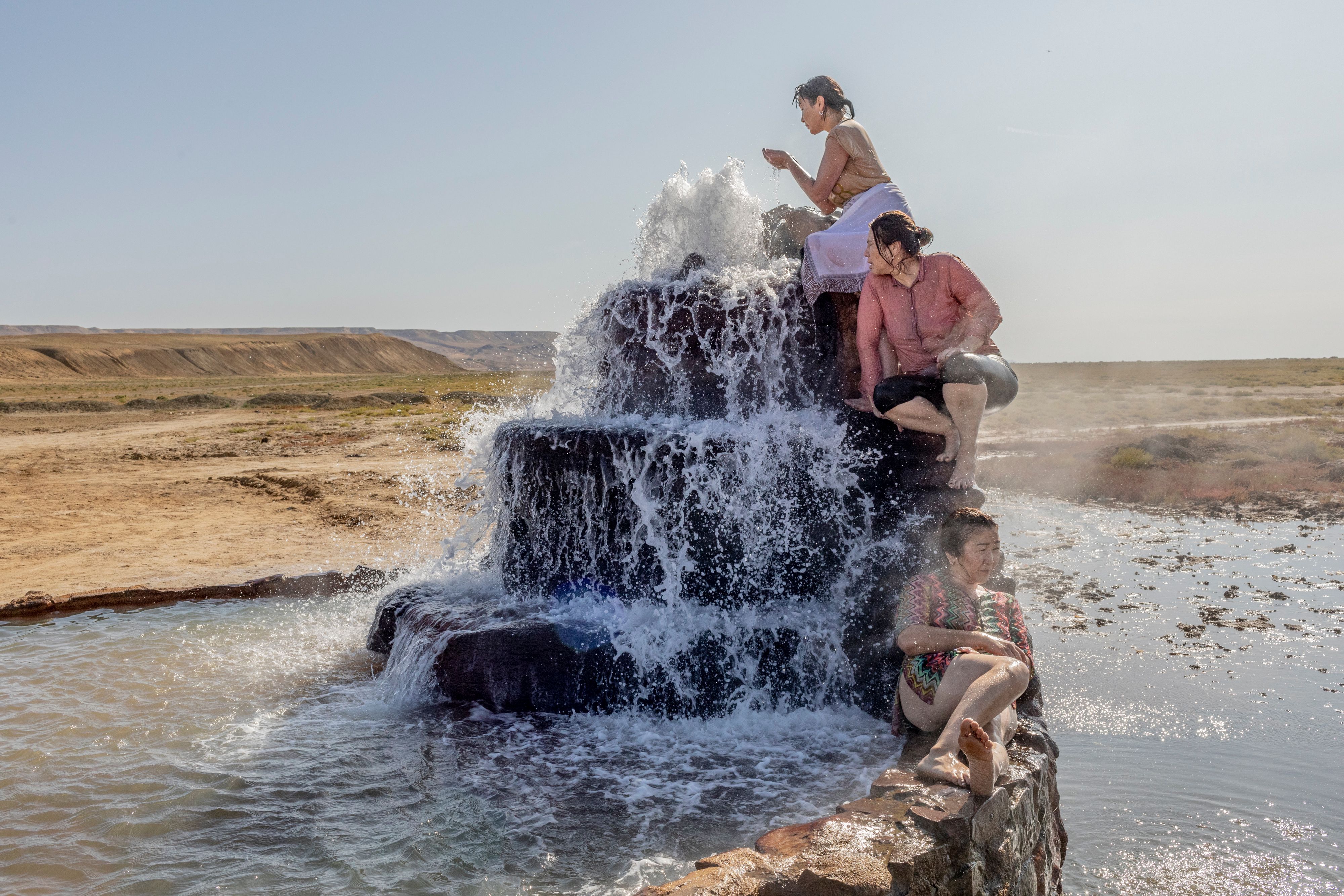 Usbekistan: Auf dem ehemaligen Bett des Aralsees, in der Nähe des Dorfes Akespe, ist eine heiße Quelle entstanden, die oft zu Heilzwecken aufgesucht wird.
