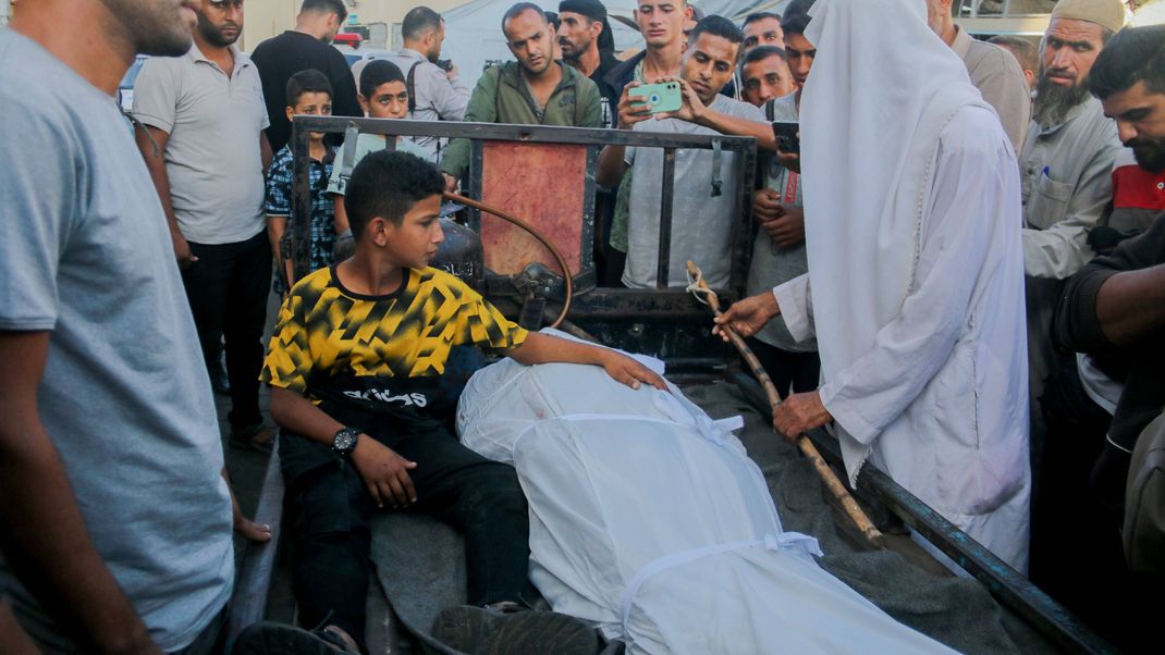 Ein Junge trauert um seinen Vater der durch israelische Angriffe auf Deir al-Balah im Gazastreifen getötet wurde.