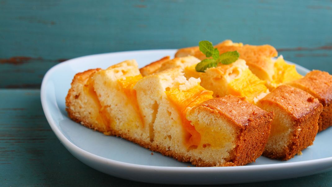 Bring etwas Exotik in deine Kuchenwelt, mit diesem Mango-Kokos-Kuchen.