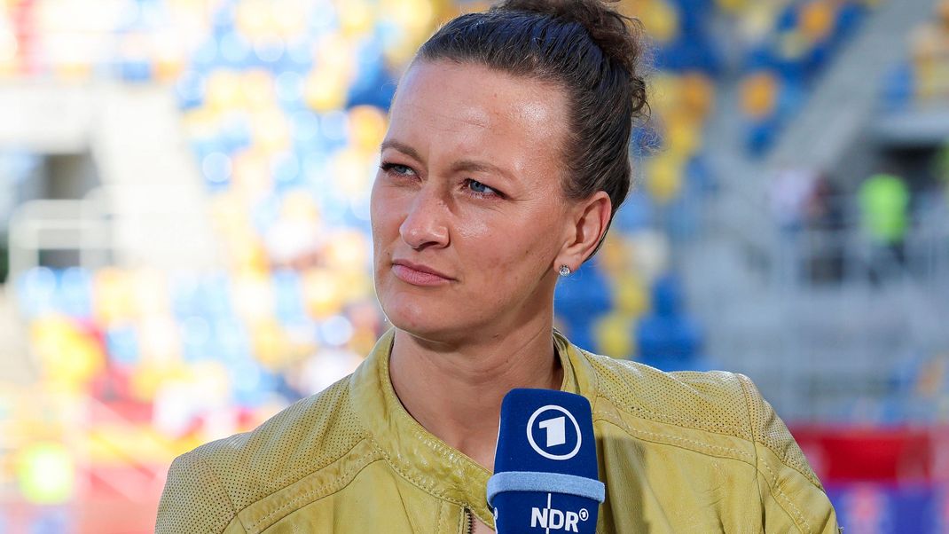 Expertin Almuth Schult (Das Erste) schaut zu, Frauen-EM-Qualifikation – Gruppe A4, Polen gegen Deutschland, Stadion Miejski w Gdyni, 04.06.2024, Gdynia, Polen. *** Expertin Almuth Schult (Das Erste) schaut zu, Frauen-EM-Qualifikation – Gruppe A4, Polen gegen Deutschland, Stadion Miejski w Gdyni, 04.06.2024, Gdynia, Polen