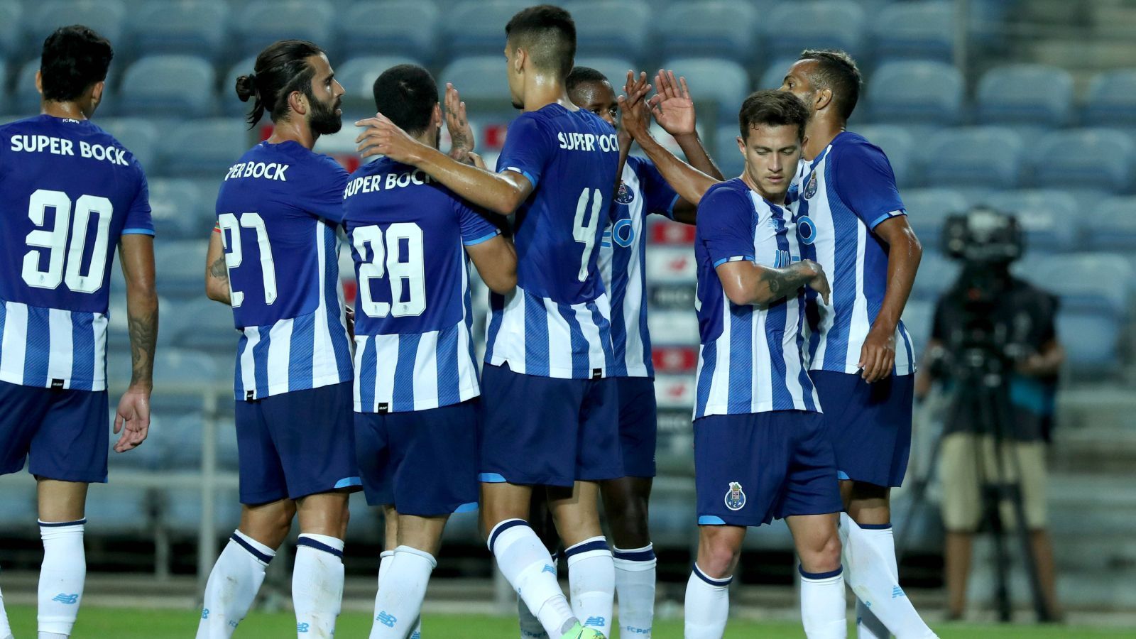 
                <strong>FC Porto (Portugal)</strong><br>
                Wie Sporting ist auch Porto noch ohne Niederlage und zwar mit der exakt gleichen Bilanz wie der Grün-Weiße Rivale. Sechs Siegen stehen zwei Remis gegenüber, unter anderem auch gegen jenes Sporting. Auch eine 1:5-Niederlage in der Champions League haben beide Teams gemeinsam, Porto musste diese gegen den FC Liverpool verkraften. Der FCP steht hinter Benfica auf Rang zwei der Tabelle in Portugal.
              