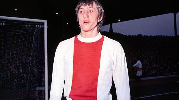 
                <strong>5. Cruyff trickst beim Elfmeter</strong><br>
                5. Cruyff spielt als erster Profi einen Doppelpass-Elfmeter! Am 5. Dezember 1982 tritt er im Ajax-Trikot beim 5:0 gegen Helmond Sport zum Strafstoß an und vernascht den Keeper auf besondere Weise. Cruyff schießt nicht etwa selbst, sondern legt die Kugel quer auf Teamkollege Jesper Olsen, der sich sofort revanchiert. Nach dem Doppelpass muss der Weltstar nur noch einschieben. Messi ahmt diese Variante am 14. Februar 2016 beim 6:1 Barcas gegen Celta Vigo nach - allerdings kickt sein Anspielpartner Luis Suarez den Ball direkt in die Maschen.
              