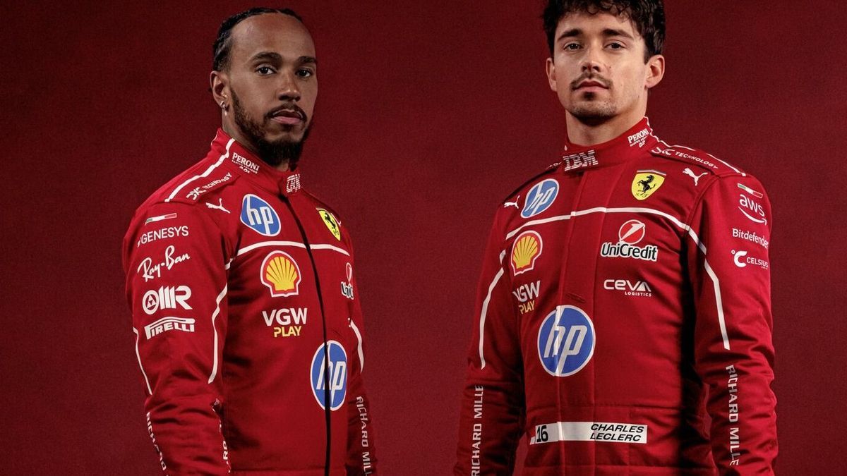 Lewis Hamilton und Charles Leclerc zeigen die neuen Ferrari-Rennanzüge für 2025