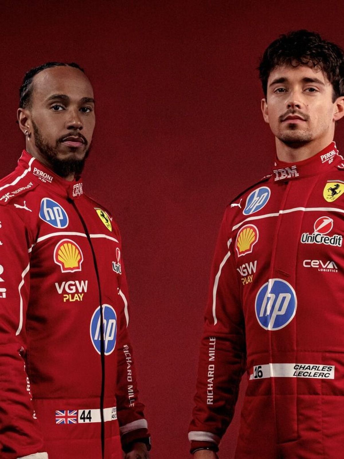 Lewis Hamilton und Charles Leclerc zeigen die neuen Ferrari-Rennanzüge für 2025