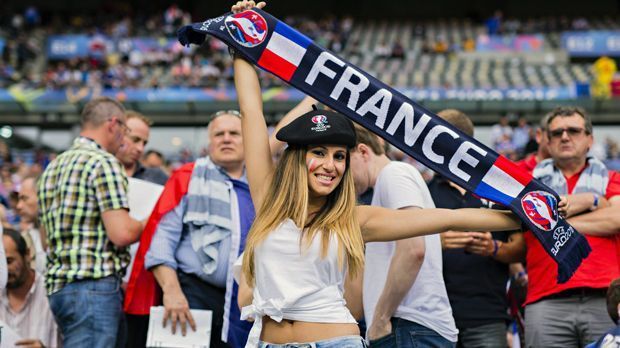 
                <strong>Fan Frankreich</strong><br>
                Gastgeber Frankreich glänzt nicht nur auf den Feld, sondern auch mit solch bildhübschen Fans auf der Tribüne.
              