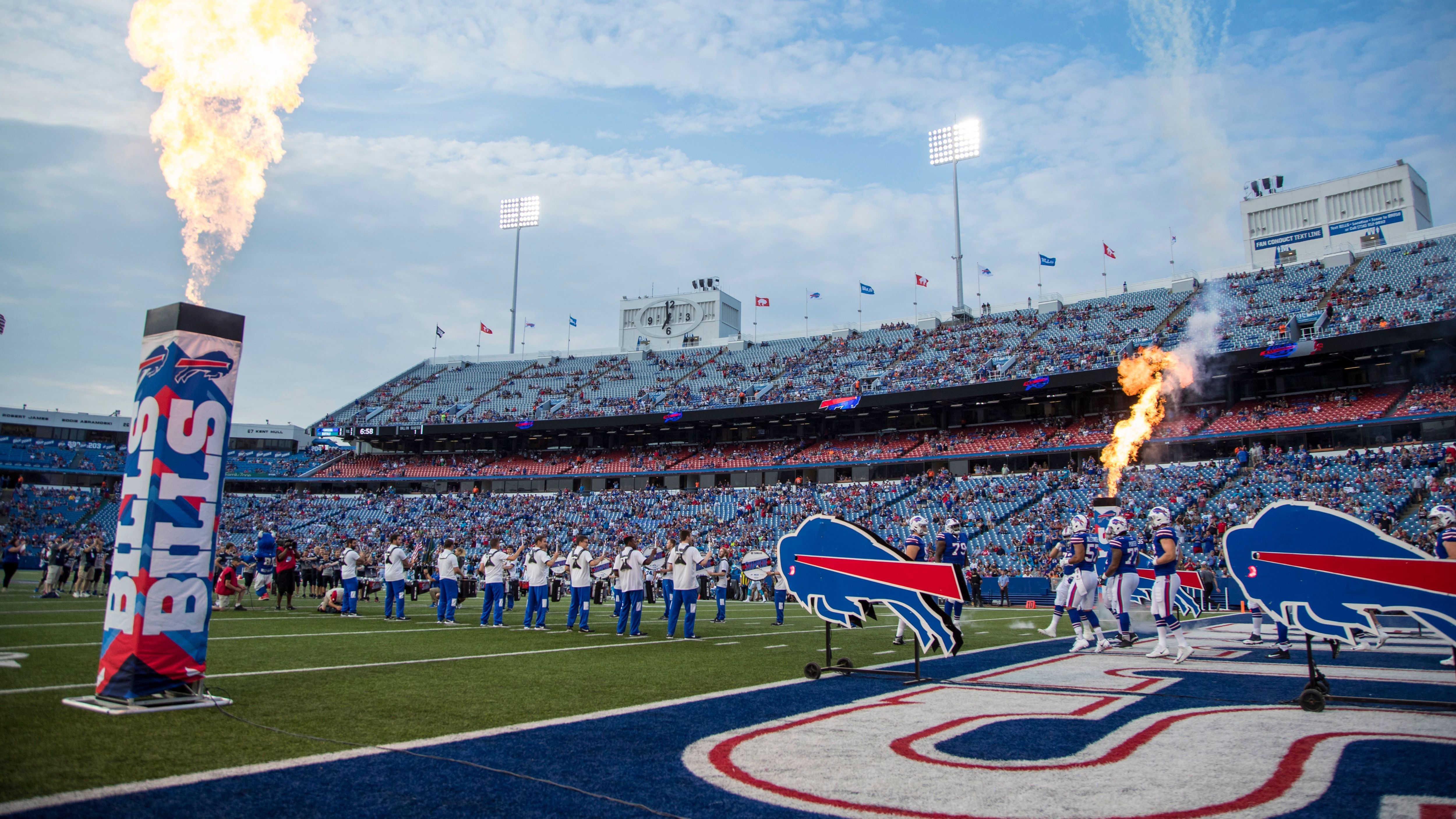 
                <strong>Buffalo Bills</strong><br>
                Stadion: Bills Stadium -Kapazität: 71.870 -Erlaubte Zuschauer Playoffs: Pünktlich zum ersten Playoff-Heimspiel seit 25 Jahren gegen die Indianapolis Colts wurde das Verbot gelockert: 6.772 Fans dürfen in den Playoffs ins Stadion, das gilt auch für die Partie gegen die Baltimore Ravens. -Erlaubte Zuschauer 2020: Der Bundesstaat New York hat Sportveranstaltungen vor Zuschauern während der Pandemie lange Zeit verboten, sodass die Buffalo Bills bislang alle Heimspiele vor leeren Rängen austragen musste. - 
              