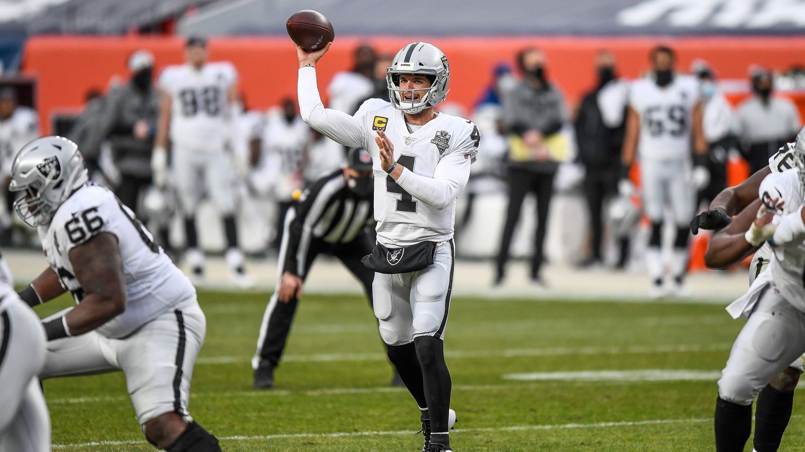 
                <strong>Las Vegas Raiders</strong><br>
                Derek Carr (Bild) hat eine unglaubliche Saison hinter sich und strafte seine zahlreichen Kritiker Lügen. Dennoch könnten die Raider sich entscheiden, 2021 auf einen neuen Quarterback zu setzen. Der Vertrag von Carr besitzt kaum noch Garantien, sodass man sich leicht von ihm trennen könnte. General Manager Mike Mayock ließ dabei schon durchblicken, dass er den Markt genauestens beobachte. So soll er bereits mit den Lions über Stafford gesprochen haben. Möglicherweise bedienen sich die Raiders aber auch im Draft, wo sie an der 17. Stelle draften. Vielleicht wird aber auch Marcus Mariota der neue Starter, der auch bis 2021 unter Vertrag steht.
              