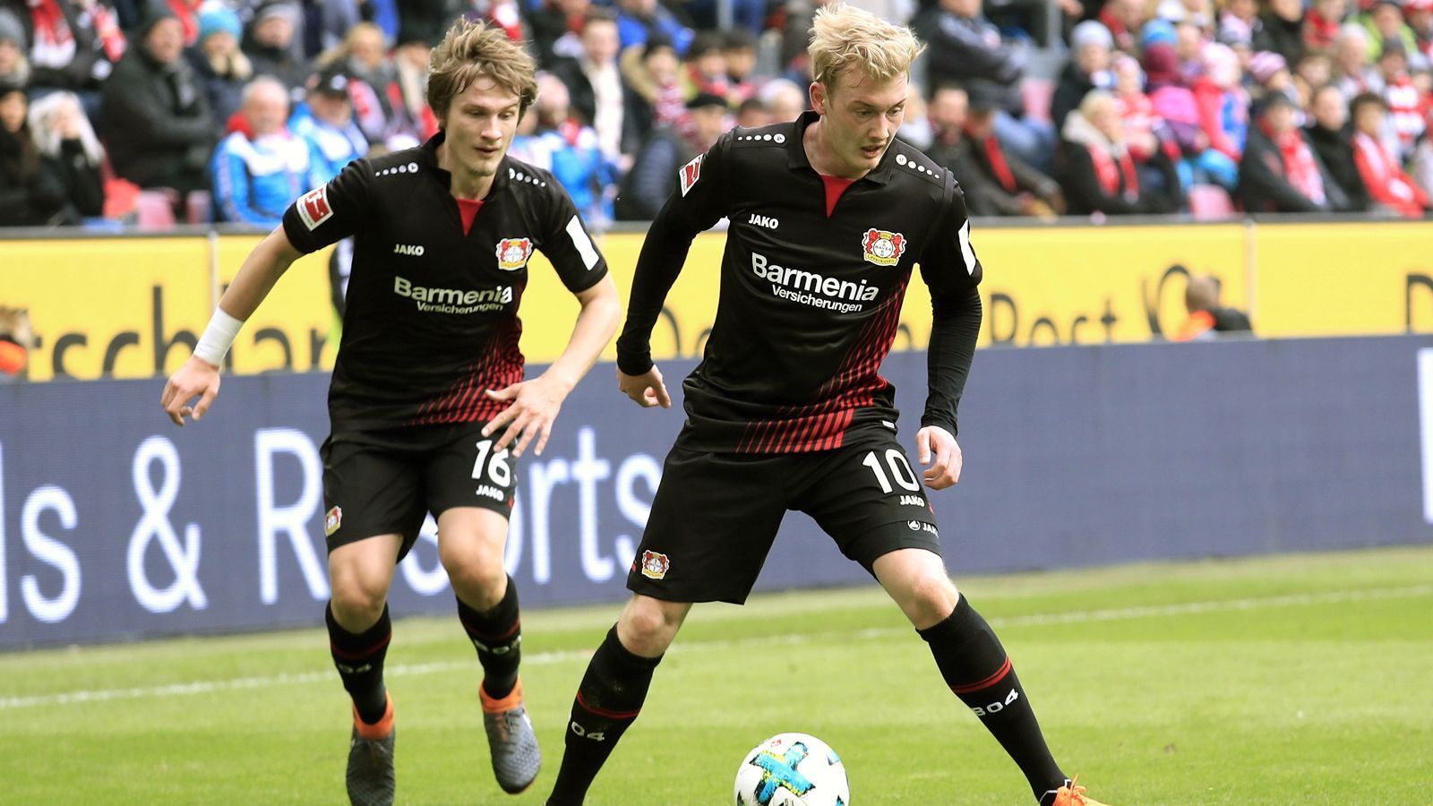 
                <strong>Bayer Leverkusen</strong><br>
                Abstellungsgebühren: 688.000 EuroAbgestellte Spieler (unter anderem): Tin Jedvaj (li., Kroatien) und Julian Brandt (re., Deutschland)
              
