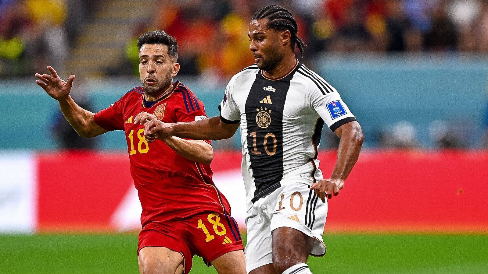 
                <strong>Serge Gnabry</strong><br>
                Der größte Aktivposten im deutschen Offensiv-Spiel. Kann häufig nur per Foul gestoppt werden. Strahlt immer Gefährlichkeit aus, kommt aber in der ersten Halbzeit zu selten zum Abschluss. Vergibt seine beste Chance in der 25. Minute, als er im Strafraum rechts zum Schuss kommt, den Ball aber am langen Pfosten vorbei zirkelt. Wird in der 85. Minute durch Hofmann ersetzt. ran-Note: 3
              