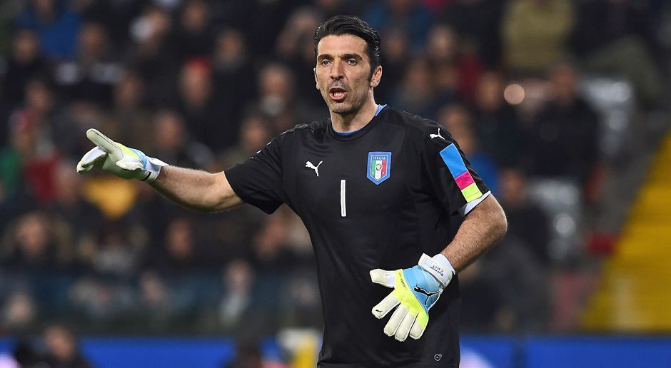 
                <strong>Gianluigi Buffon (Italien)</strong><br>
                Tor: Gianluigi Buffon (Italien). Er ist die unangefochtene Nummer eins im Tor der Italiener - auch noch mit seinen 38 Jahren. Bei der EM kann seine Erfahrung einmal mehr zum großen Vorteil werden: Buffon debütierte vor knapp 19 Jahren in der italienischen Nationalmannschaft und steht in der Gruppenphase vor seinen EM-Spielen Nummer 14, 15 und 16.
              