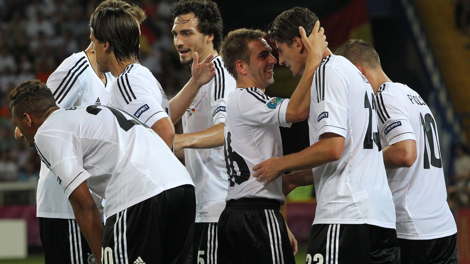 <strong>Deutschland – Niederlande 2:1 (EM 2012, Vorrunde)</strong><br>
                Rund ein halbes Jahr später kommt es nach acht Jahren mal wieder zu einem Pflichtspiel zwischen den Nachbarn. Mann des Abends ist diesmal Mario Gomez mit einem Doppelpack. Für den Titel reicht es aber nach einem Sieg gegen den Nachbarn im Gegensatz zu 1980 und 1990 nicht, Italien ist im Halbfinale Endstation.
