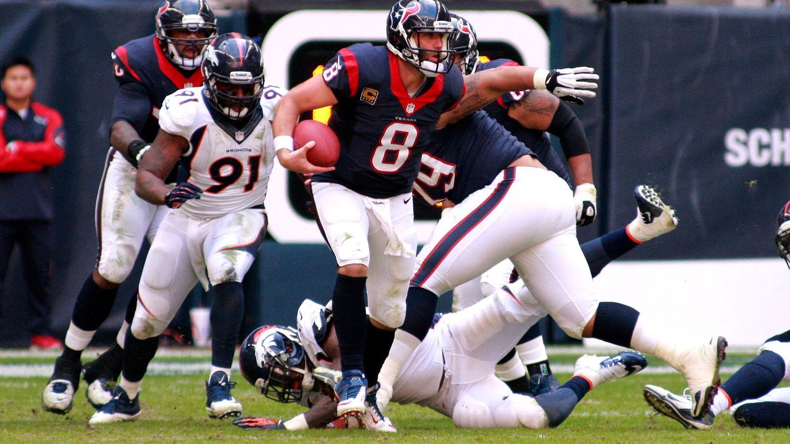 
                <strong>Houston Texans 2013: Absturz mit 10 Niederlagen mehr</strong><br>
                Es war eigentlich ein Start nach Maß, nach der 12-4-Bilanz 2012 und Platz eins in der AFC South ging es für die Texans nahtlos weiter. Doch nach dem 2-0-Auftakt setzte es satte 14 Niederlagen in Serie. Houston stellte einen traurigen Rekord ein: Den mit dem größten Absturz. Zehn Niederlagen mehr im Vergleich zur Vorsaison schafften 1993/1994 ebenfalls die Houston Oilers. Head Coach Gary Kubiak musste nach acht Jahren gehen.
              