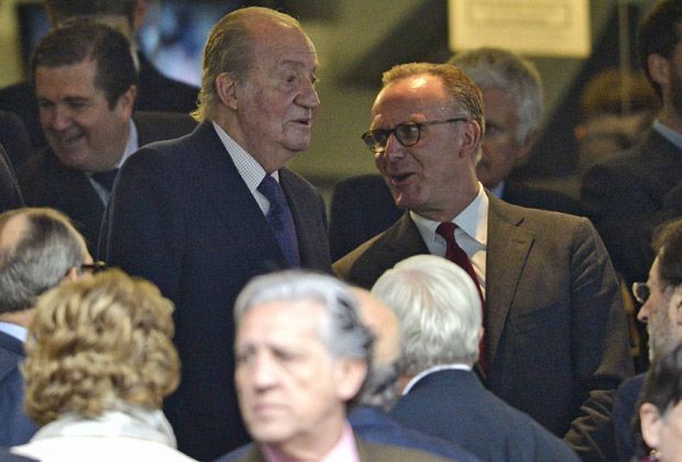 
                <strong>Real Madrid - Bayern München 1:0</strong><br>
                Pausenplausch: Auf der Ehrentribüne tauschen sich Spaniens König Juan Carlos und Bayerns Vorstandsboss Karl-Heinz Rummenigge aus - ob es dabei nur um das Spiel geht?
              