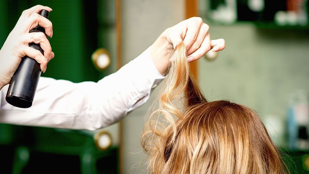 Abteilen, bürsten, sprayen und Co. – im Beauty-Artikel erklären wir euch einzeln alle Schritte, die ihr benötigt um eure Haare zu Toupieren.