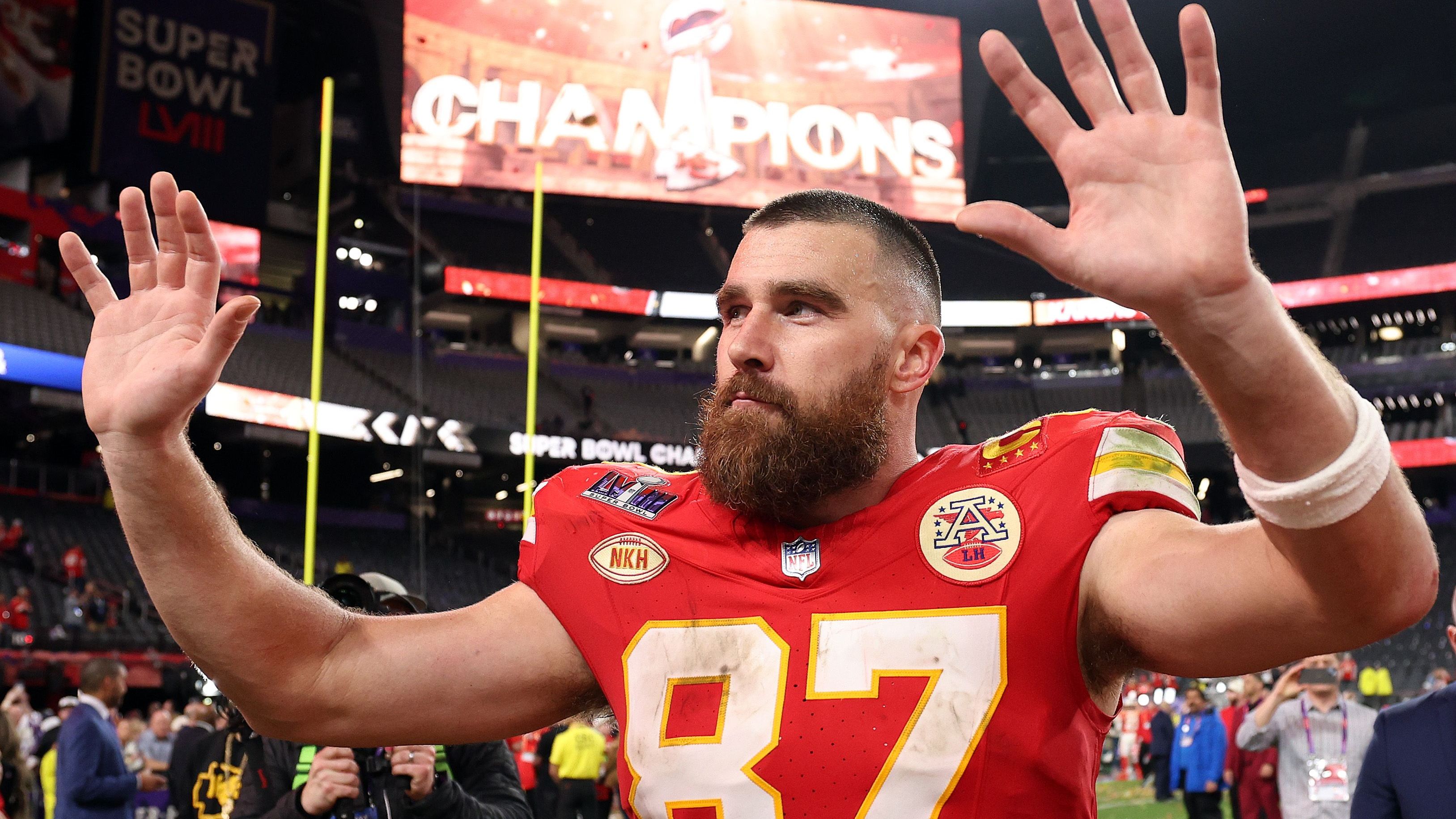 <strong>Verlierer: Travis Kelce</strong><br>Zugegeben, jetzt wird es ein bisschen wild. Travis Kelce ein Verlierer? Echt jetzt, ran? Ja, irgendwie schon. Im Super Bowl selbst performte der Tight End der Chiefs gewohnt zuverlässig und hatte auch ohne Score seinen Anteil am Erfolg. Aber danach verpasste er die große Chance, seiner Taylor Swift vor einem Millionenpublikum einen Heiratsantrag zu machen. Darüber müssen wir erstmal hinwegkommen. Gebt uns ein paar Momente.