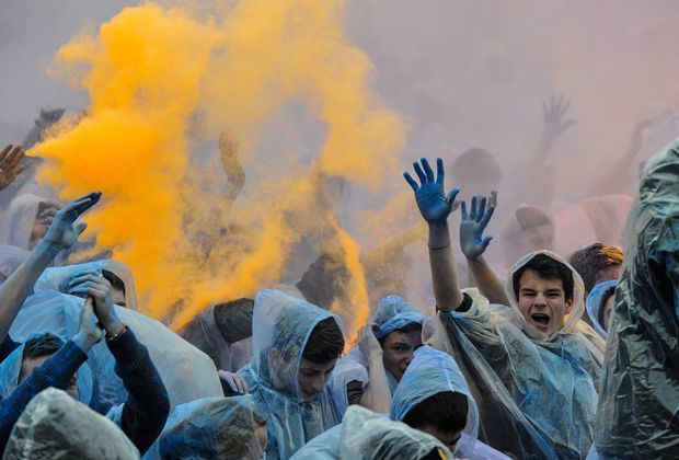 
                <strong>Bunter Nebel ganz ohne Pyrotechnik bei Girondins Bordeaux</strong><br>
                Stattdessen werfen sie riesige Mengen an Farbpulver in die Luft. Normalerweise wird das Pulver bei den auf einer indischen Tradition beruhenden Holi-Farbfestivals verwendet.
              