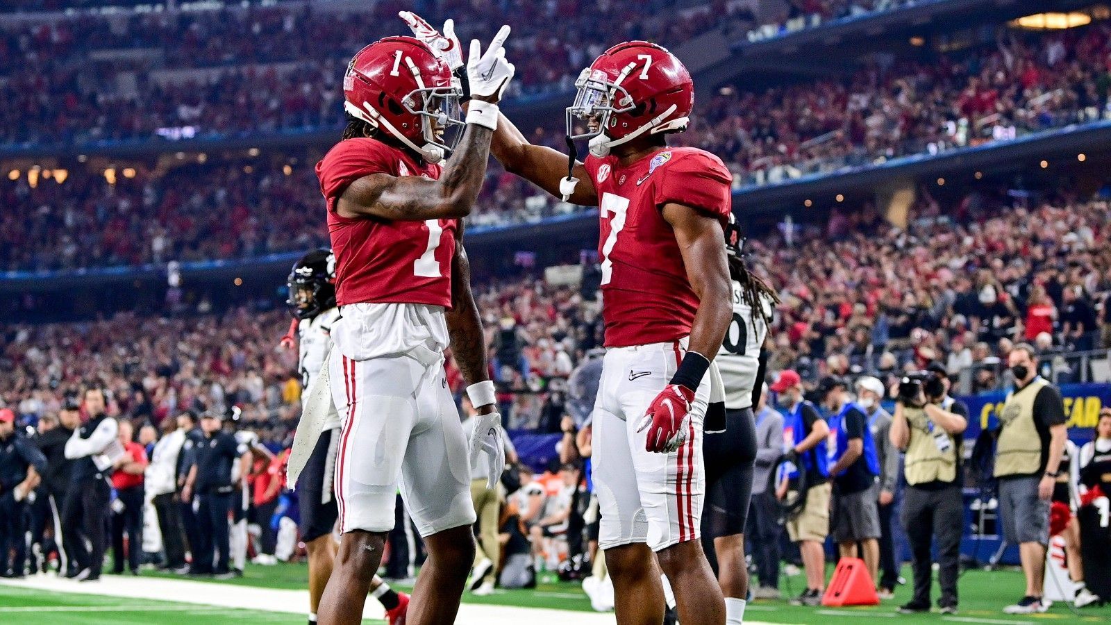 
                <strong>2</strong><br>
                2 Titel in Folge könnten die Crimson Tide gewinnen, sollten sie sich gegen die Bulldogs durchsetzen. Im vergangenen Jahr schnappte sich das Team von Head Coach Nick Saban gegen Ohio State die Trophäe. Die letzte Mannschaft, der es gelang, ihren ihren Titel zu verteidigen, waren übrigens ebenfalls die Alabama Crimson Tide in den Jahren 2011 und 2012.
              