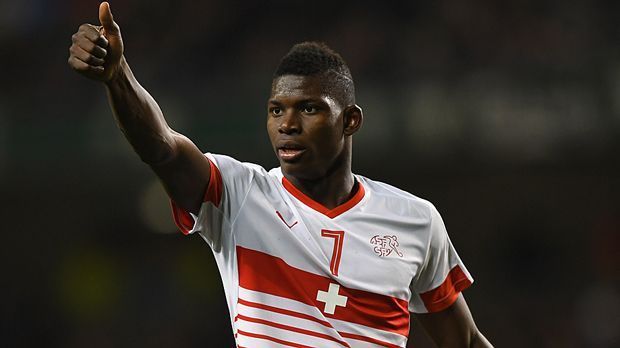 
                <strong>Breel Embolo (Zugang FC Schalke 04)</strong><br>
                Breel Embolo (Zugang FC Schalke 04): Fast die halbe Liga zeigte Interesse am Schweizer Sturmtalent. Besonders der VfL Wolfsburg und RB Leipzig sollen ordentlich gebaggert haben. Den Zuschlag erhalten aber die "Knappen". Für fünf Jahre unterschreibt der EM-Fahrer beim Team von Trainer Markus Weinzierl. Die Ablöse liegt laut dem Schweizer "Blick" bei etwa 25 Millionen Euro - damit ist Embolo der teuerste Spieler aller Zeiten aus der Schweizer Super League.
              